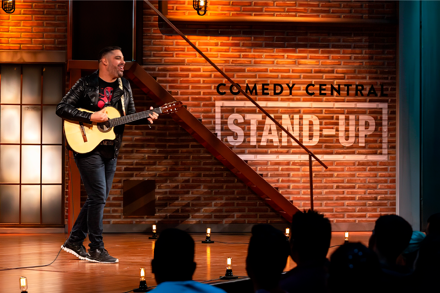 Ricardo Bisignano tocando la guitarra en Comedy Central