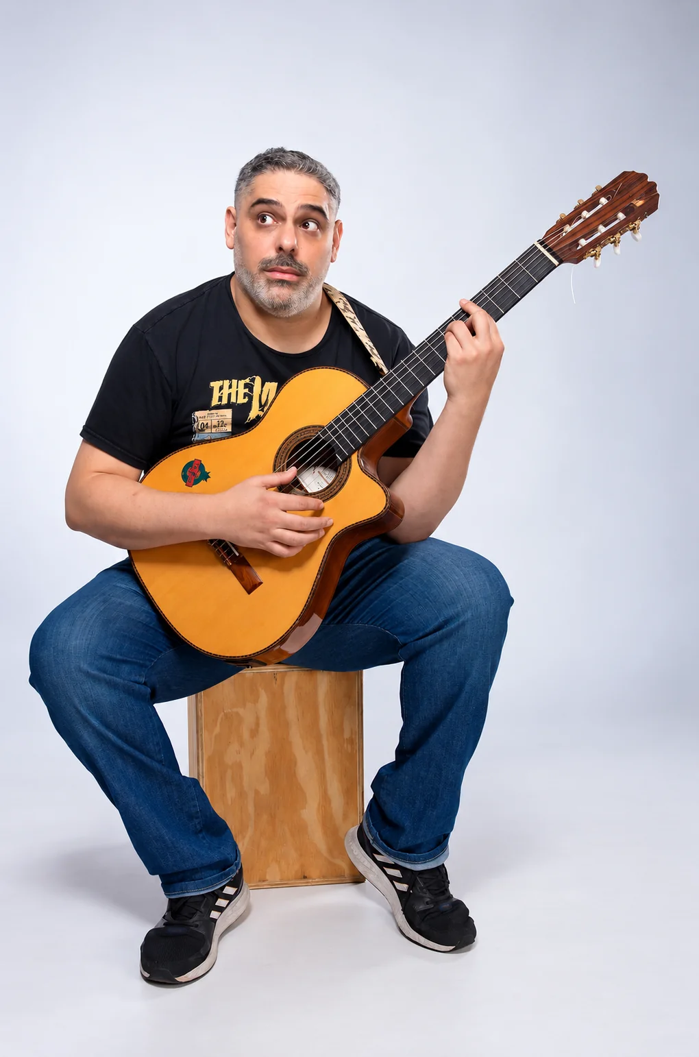 Ricardo Bisignano sentado con su guitarra